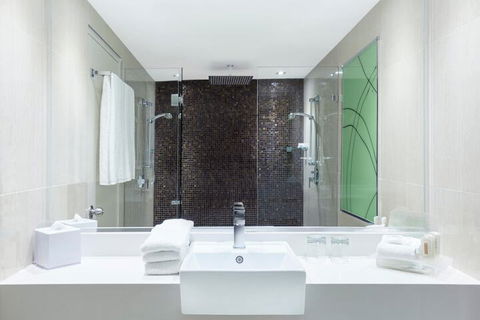 Holiday Inn Warwick Farm, An IHG Hotel - Lightning Ridge Tourism 6