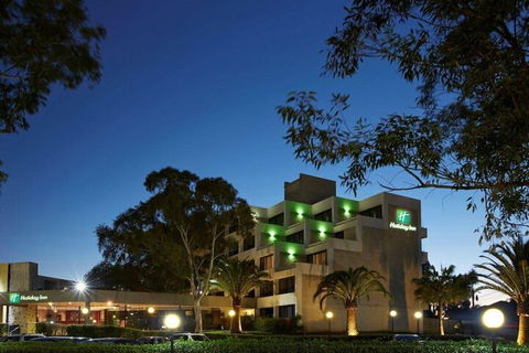 Holiday Inn Warwick Farm, An IHG Hotel - Lightning Ridge Tourism 1