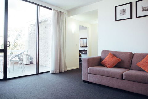 Holiday Inn Warwick Farm, An IHG Hotel - Lightning Ridge Tourism 4