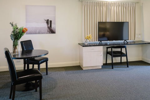 Fairways Resort - Lightning Ridge Tourism 5