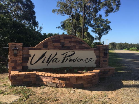 Villa Provence - Lightning Ridge Tourism 1