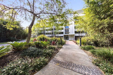 Oaks Brisbane Mews Suites - Lightning Ridge Tourism 1
