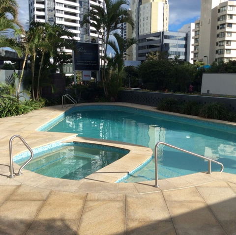 Pacific Resort Broadbeach - Lightning Ridge Tourism 3