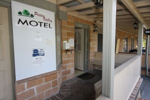 Picton Valley Motel - Lightning Ridge Tourism 0