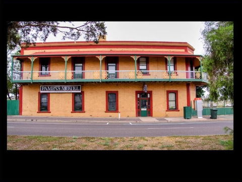 Pampas Motel - Lightning Ridge Tourism 1