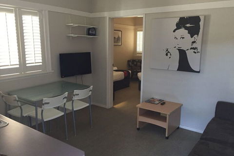 Brisbane Street Studios - Lightning Ridge Tourism 4