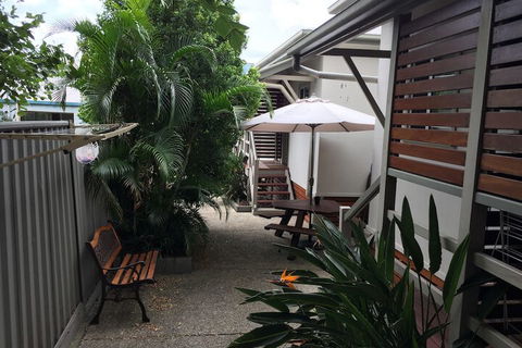 Brisbane Street Studios - Lightning Ridge Tourism 1
