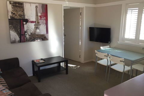 Brisbane Street Studios - Lightning Ridge Tourism 7