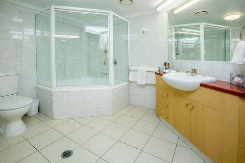 Springwood Tower Apartment Hotel - Lightning Ridge Tourism 4