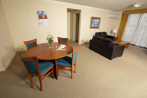 Springwood Tower Apartment Hotel - Lightning Ridge Tourism 6