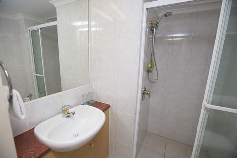 Springwood Tower Apartment Hotel - Lightning Ridge Tourism 3