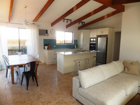 TERRIFIC On TAMARA CRESCENT - Lightning Ridge Tourism 3