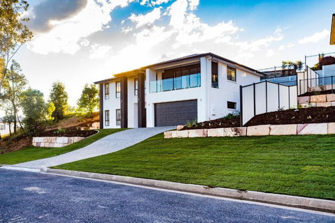 Executive Home Accomodation - Lightning Ridge Tourism 4