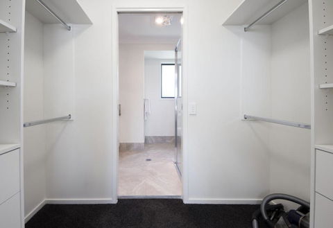 Executive Home Accomodation - Lightning Ridge Tourism 1