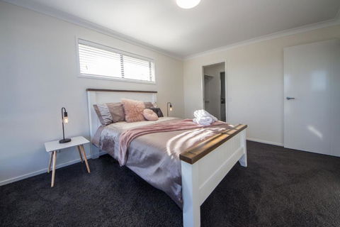 Executive Home Accomodation - Lightning Ridge Tourism 2