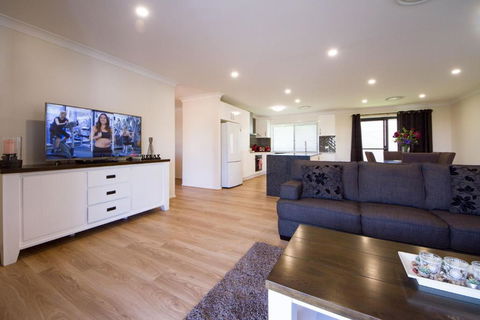 Executive Home Accomodation - Lightning Ridge Tourism 5