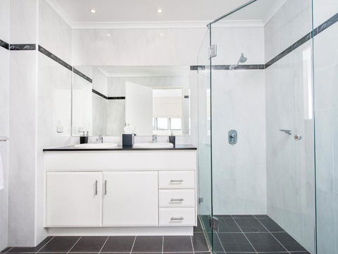 Views Views & More Views Sub Penthouse In Shoal Bay - Lightning Ridge Tourism 5