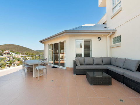 Views Views & More Views Sub Penthouse In Shoal Bay - Lightning Ridge Tourism 4