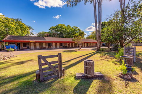 Esk Caravan Park & Motel - Lightning Ridge Tourism 0