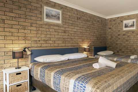 Esk Caravan Park & Motel - Lightning Ridge Tourism 4