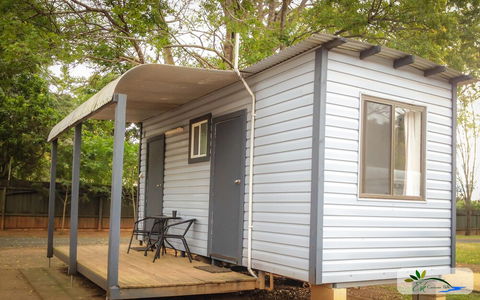 Esk Caravan Park & Motel - Lightning Ridge Tourism 1