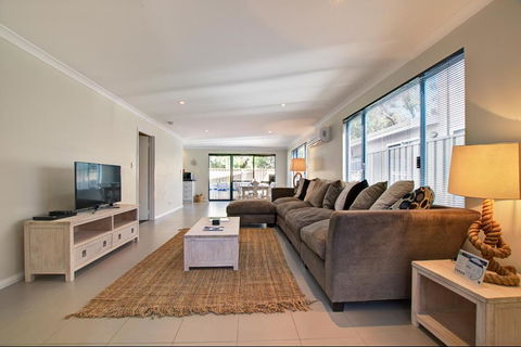 A Little Luxury In Town - Lightning Ridge Tourism 4