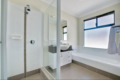 A Little Luxury In Town - Lightning Ridge Tourism 6