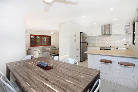 FABULOUS HOLIDAY HIDEAWAY COOLUM BEACH - Lightning Ridge Tourism 6