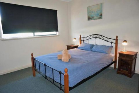 Ningaloo Breeze Villa 7 3 Bedroom Fully Self Contained Holiday Accommodation - Lightning Ridge Tourism 2