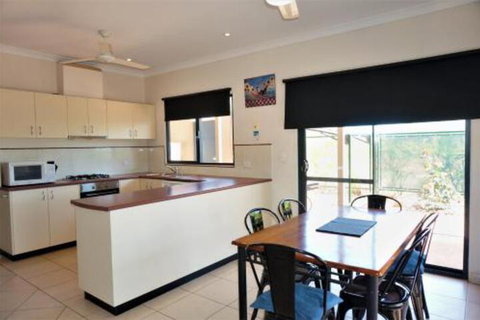 Ningaloo Breeze Villa 7 3 Bedroom Fully Self Contained Holiday Accommodation - Lightning Ridge Tourism 3