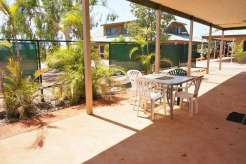 Ningaloo Breeze Villa 7 3 Bedroom Fully Self Contained Holiday Accommodation - Lightning Ridge Tourism 6