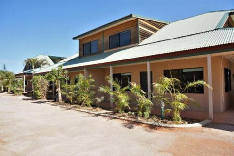 Ningaloo Breeze Villa 7 3 Bedroom Fully Self Contained Holiday Accommodation - Lightning Ridge Tourism 0