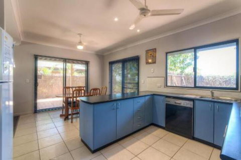 Ningaloo Breeze Villa 7 3 Bedroom Fully Self Contained Holiday Accommodation - Lightning Ridge Tourism 4