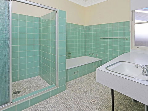 GOLF 39 MOLLYMOOK BEACH - Lightning Ridge Tourism 3