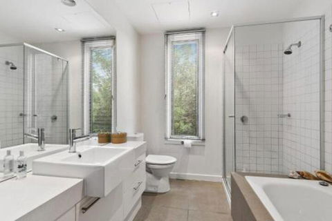 POINT GREY APARTMENT ONE VIEWPOINT - Lightning Ridge Tourism 6