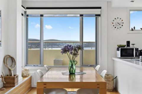 POINT GREY APARTMENT ONE VIEWPOINT - Lightning Ridge Tourism 4