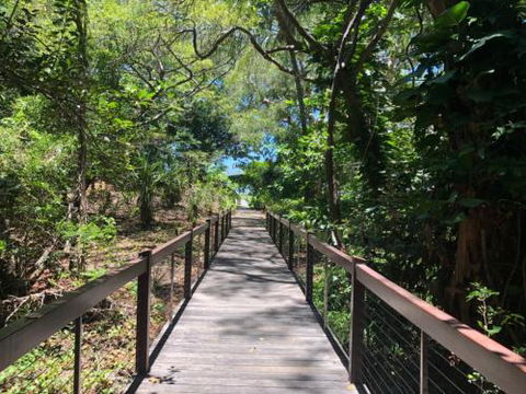 LANDSCAPE At PALM COVE - Lightning Ridge Tourism 1
