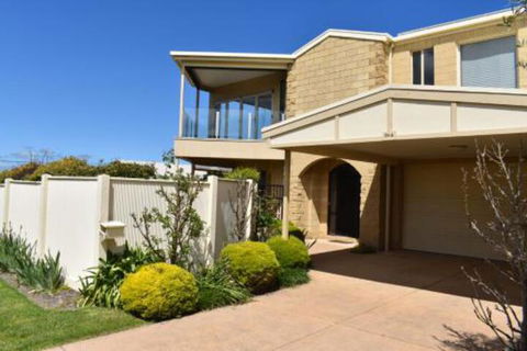 VIEWS FOREVER INVERLOCH - Lightning Ridge Tourism 0