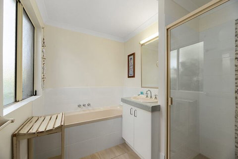 Fabulous Pet Friendly Family Home - 3 Carribean Court - Lightning Ridge Tourism 2