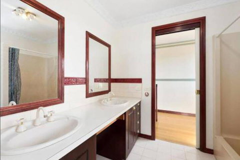 GUMS & ROSES Family Home In The Heart Of Town. - Lightning Ridge Tourism 3