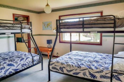 GUMS & ROSES Family Home In The Heart Of Town. - Lightning Ridge Tourism 1