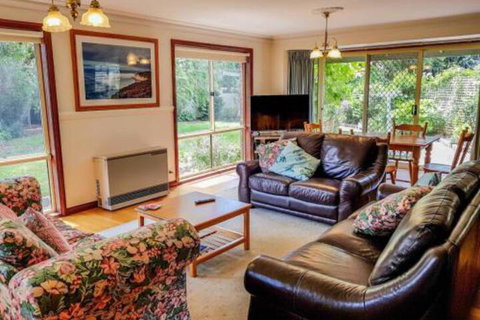 GUMS & ROSES Family Home In The Heart Of Town. - Lightning Ridge Tourism 4