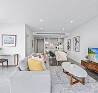 HomeHotel Ultra Luxury 2 Bedroom next to Mall  Train - Lightning Ridge Tourism