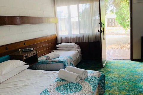 The Caledonian Hotel Motel - Lightning Ridge Tourism 6