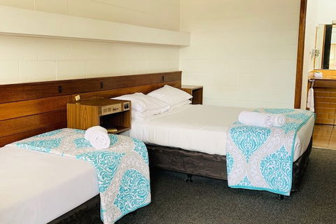 The Caledonian Hotel Motel - Lightning Ridge Tourism 3