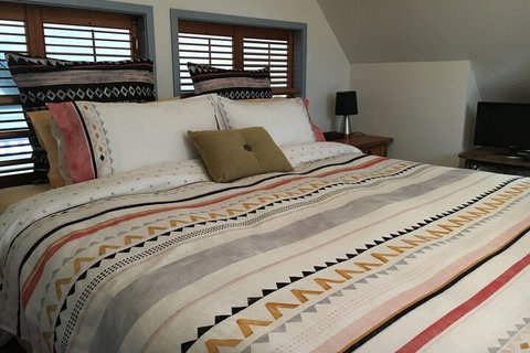 The Retreat Lodge - Lightning Ridge Tourism 4