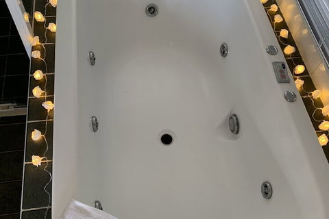 The Retreat Lodge - Lightning Ridge Tourism 7