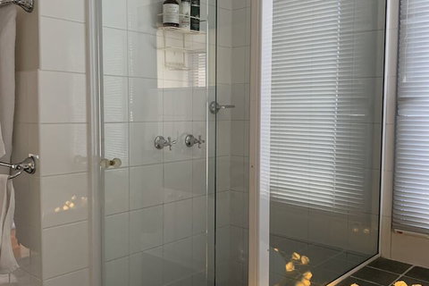 The Retreat Lodge - Lightning Ridge Tourism 2