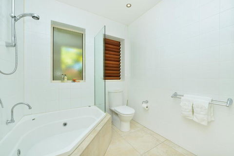 Villa Frangipani - Lightning Ridge Tourism 6