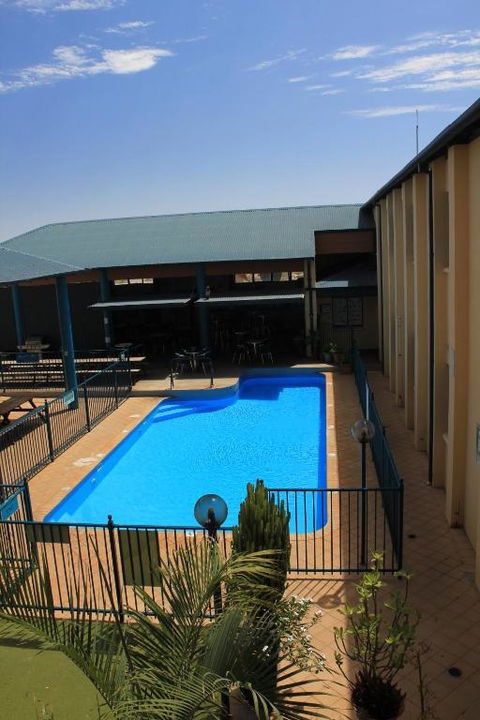 Ningaloo Coral Bay Backpackers - Lightning Ridge Tourism 3